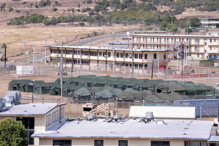 Lều trại được Mỹ dựng ở nhà tù Guantanamo vào tháng 2/2025. Ảnh: Reuters.