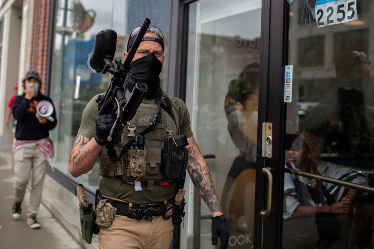 Việc các đặc vụ liên bang bịt mặt khi làm nhiệm vụ đang là chủ đề gây tranh cãi ở Mỹ. Ảnh: NBC Chicago.