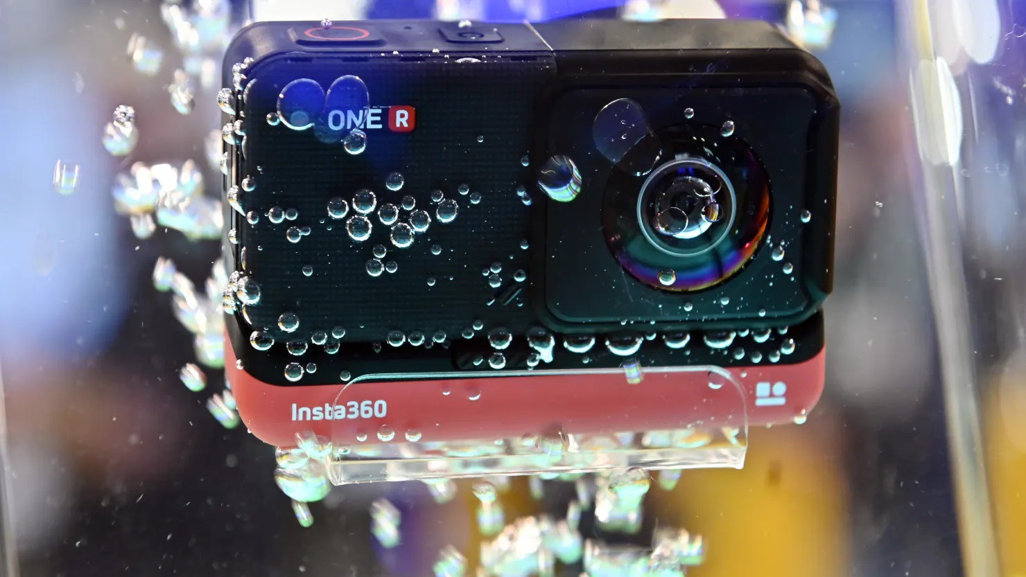 Insta360 One R được trưng bày trong một thùng chứa nước tại gian hàng Insta360 trong CES 2020 tại Trung tâm Hội nghị Las Vegas vào ngày 8/1/2020.