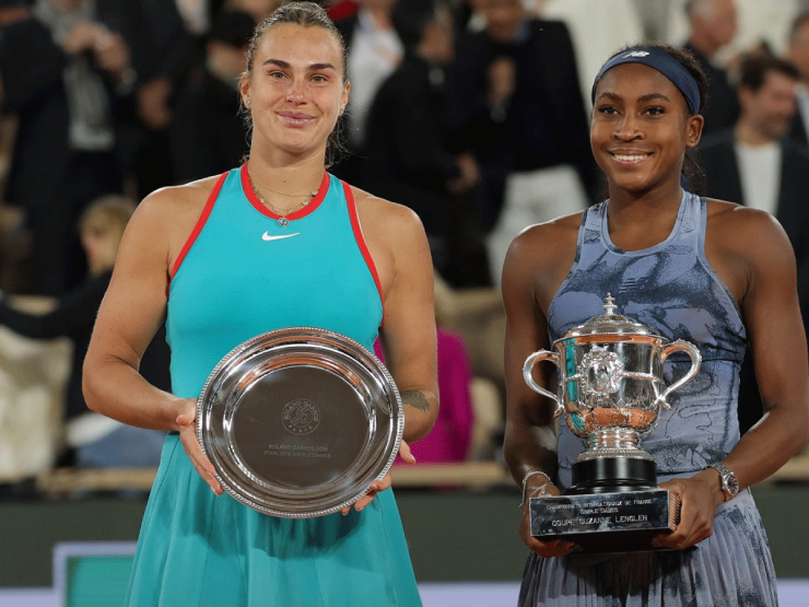 Sabalenka (bên trái) xem nhẹ chiến thắng nhưng Gauff (bên phải) chẳng bận tâm