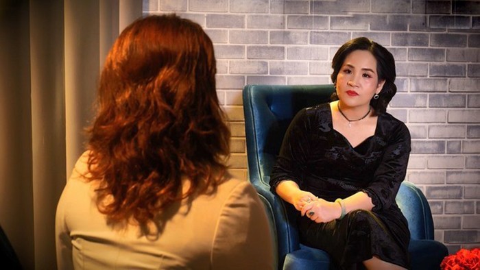 Tủi thân, tổn thương và chị dần hiểu rằng, bản thân đang sống trong một mái nhà không thuộc về mình.