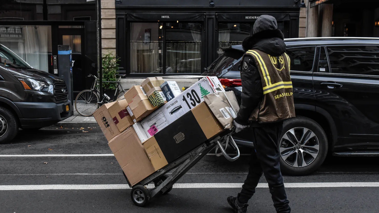 Một nhân viên thời vụ của UPS giao hàng vào Cyber Monday tại New York vào ngày 27 tháng 11 năm 2023.