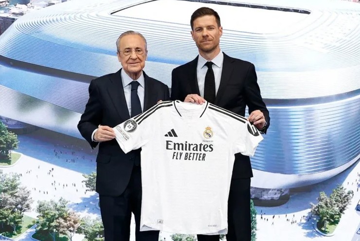 Chủ tịch Perez và HLV Alonso trong buổi lễ ra mắt