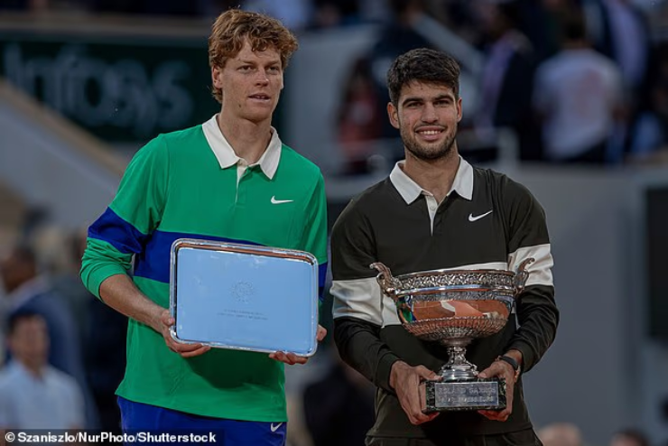 Sinner (áo xanh) mất cúp Roland Garros nhưng có người yêu?