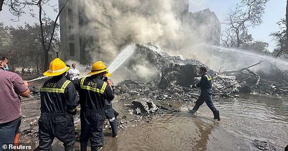 Những gì còn sót lại ở hiện trường. Ảnh: Reuters
