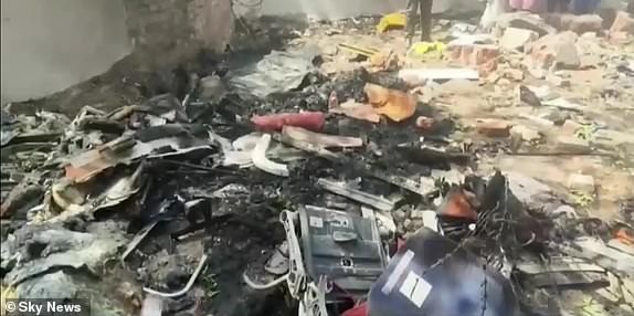 Mớ hỗn độn tại hiện trường vụ rơi máy bay Ấn Độ ngày 12/6/2025. Ảnh: Sky News