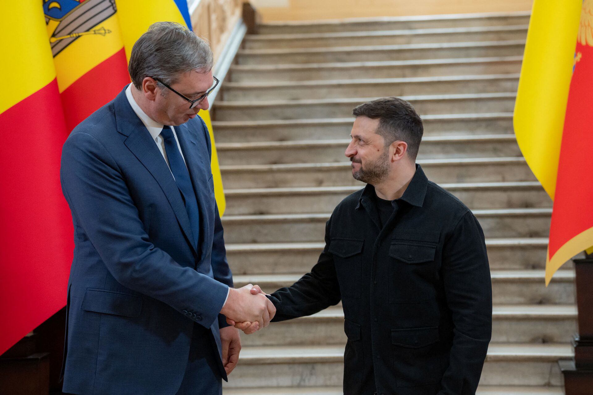 Ông Vucic bắt tay ông Zelensky hôm 11/6. Ảnh: Reuters.
