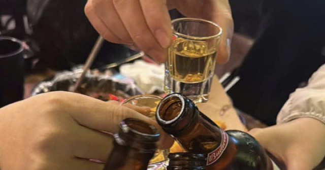 Bị gout nên uống rượu hay bia?