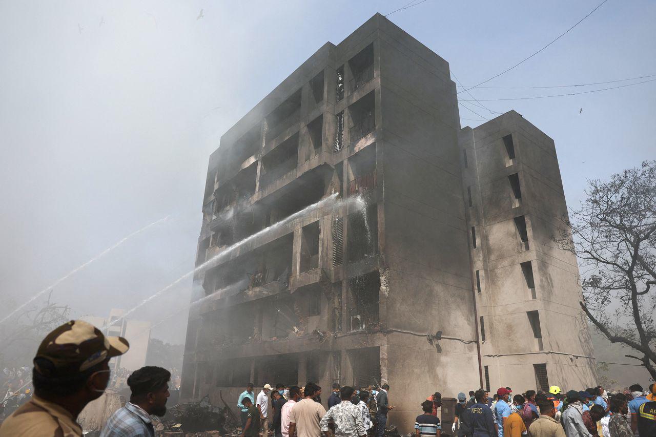 Máy bay đâm vào một khu ký túc của các bác sĩ và sinh viên y khoa ở Ahmedabad (ảnh: Reuters)