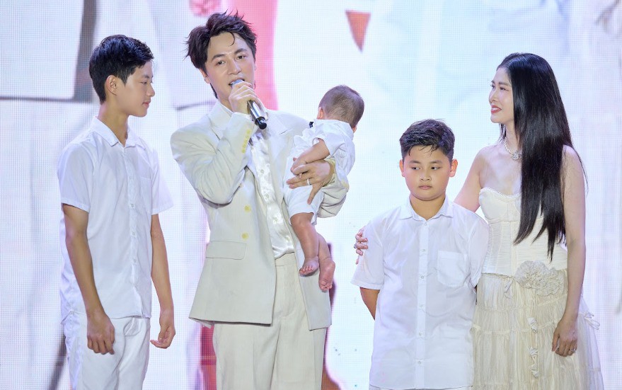 Đăng Khôi bên vợ Thuỷ Anh và 3 con.
