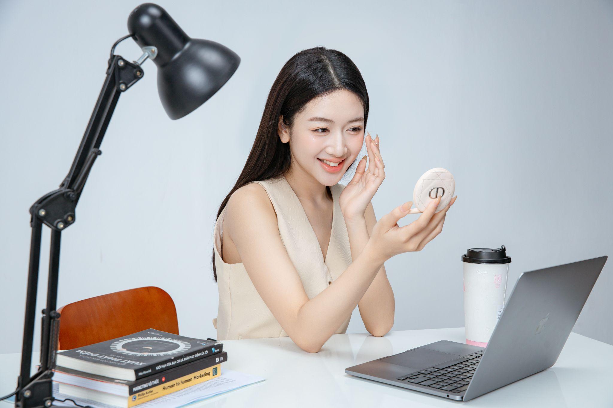 Tạo sợi FlyBrows và Phun môi không bong giúp chị em công sở tự tin hơn mỗi sáng