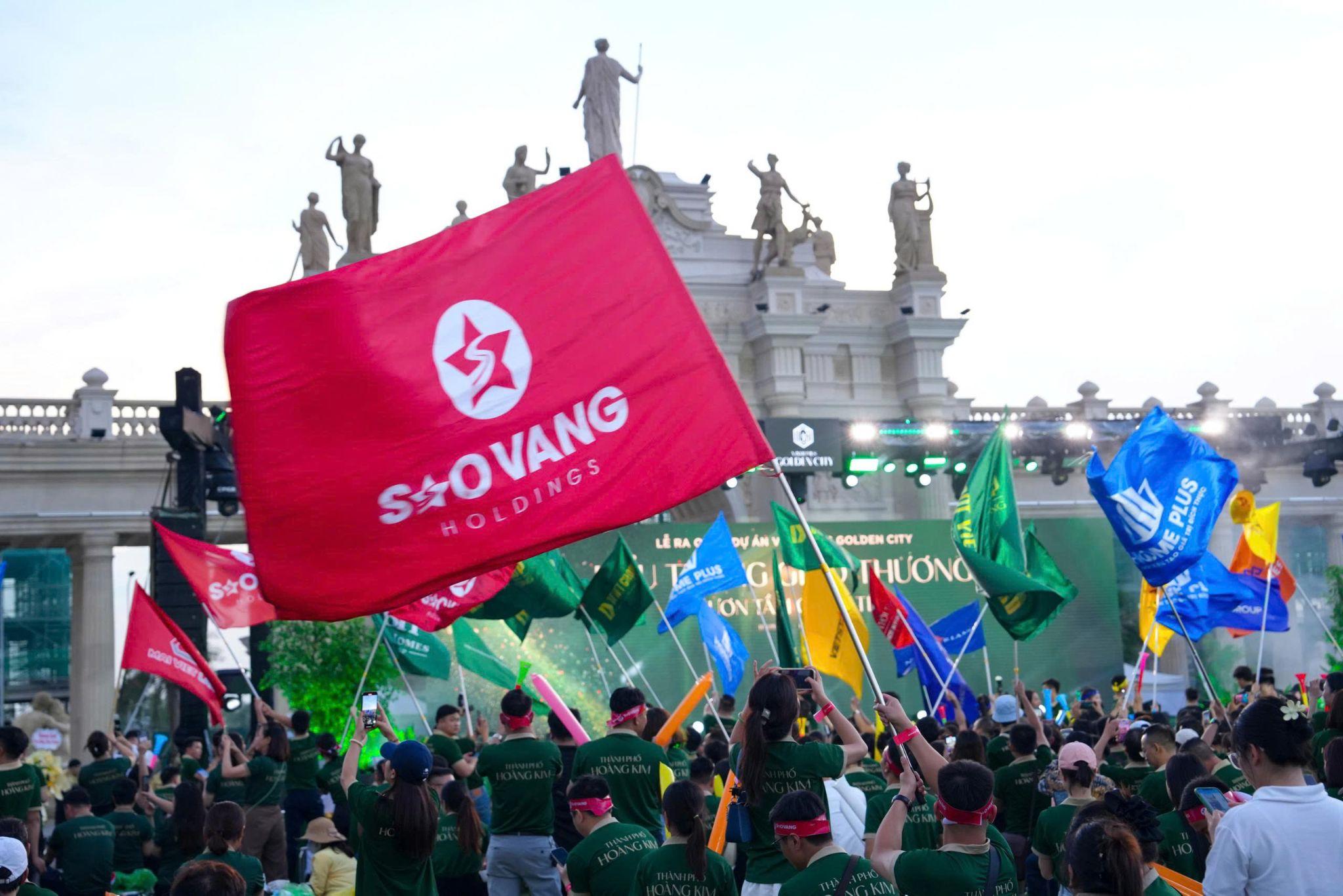 Lá cờ Sao Vàng Holdings tung bay trong lễ Kick-off, thể hiện tinh thần quyết tâm và sẵn sàng bứt phá tại dự án Vinhomes Golden City.
