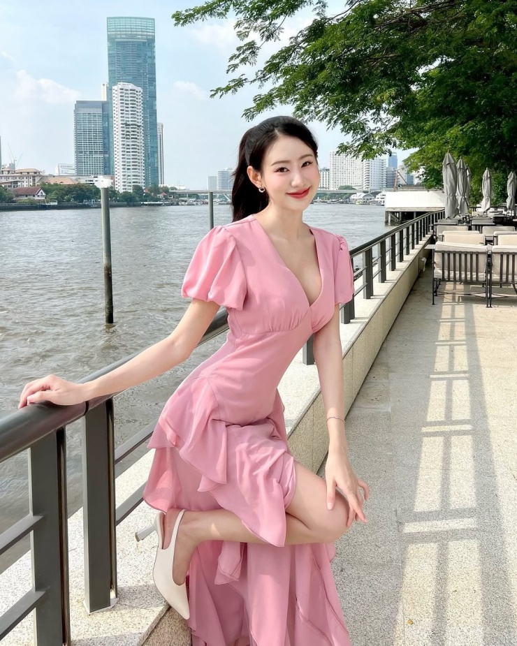 Cô nàng được yêu mến không chỉ nhờ ngoại hình xinh đẹp như búp bê mà còn bởi phong cách thời trang hiện đại, gu chụp ảnh cuốn hút và sự gần gũi với fan.