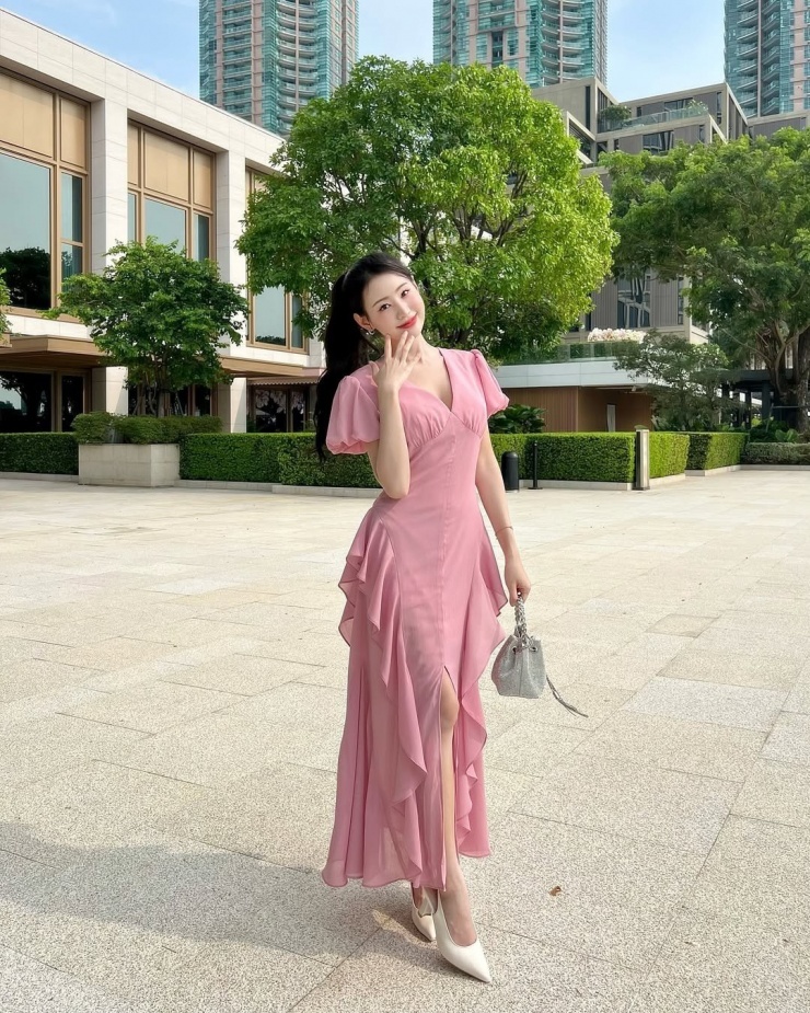 Loạt ảnh đi biển lần này nhanh chóng lan truyền mạnh mẽ trên các diễn đàn trai xinh gái đẹp khắp châu Á khác, khiến không ít cư dân mạng phải tìm kiếm danh tính của “thiên thần biển cả” này.