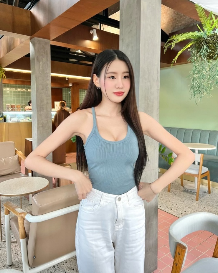 Không chỉ sở hữu nhan sắc hút hồn, Dollaya còn là người mẫu ảnh tự do, thường xuyên hợp tác với các thương hiệu thời trang, mỹ phẩm tại Thái Lan.