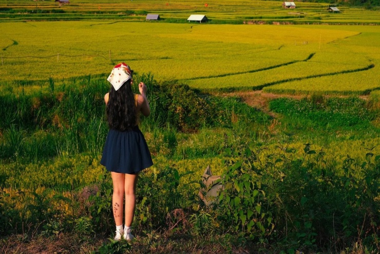 Khi những thửa ruộng bậc thang bắt đầu chuyển màu vàng óng, cũng là lúc Kon Tu Rằng – một ngôi làng nhỏ nằm giữa đại ngàn Măng Đen (Kon Plông, Kon Tum) – trở thành điểm đến đầy mê hoặc đối với du khách yêu thiên nhiên và nhiếp ảnh. Ảnh Thu Thuỷ