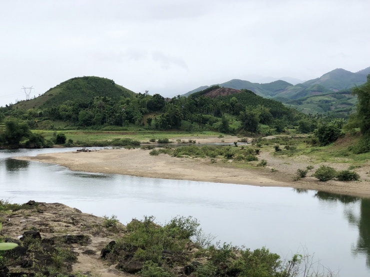 Khúc này đã là sông Re. Sông Re vốn là phụ lưu cấp 1 của sông Trà Khúc. Dòng Trà Khúc mộng mơ, nhìn có vẻ êm đềm, nhưng đây là con sông có khoảng 1/3 chiều dài chảy qua vùng núi và rừng rậm. Dòng sông mang độ dốc khá lớn, vào mùa mưa thường gây nên những cơn lũ to, bất ngờ.