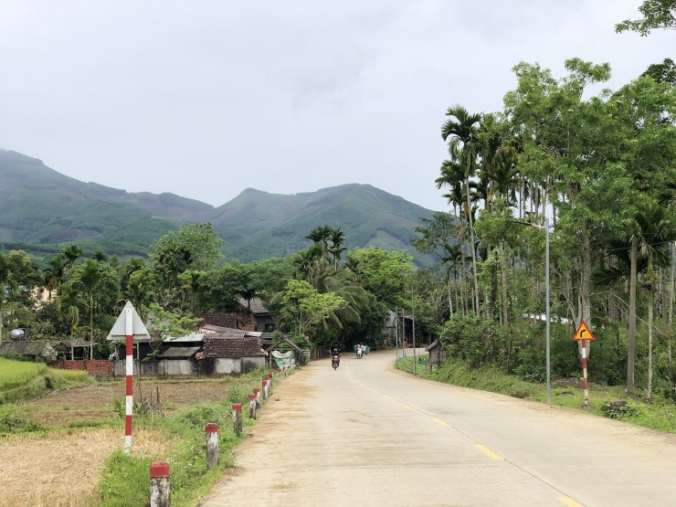 Con đường vắng, nhà nhỏ, núi thẳm xanh ở đằng sau...