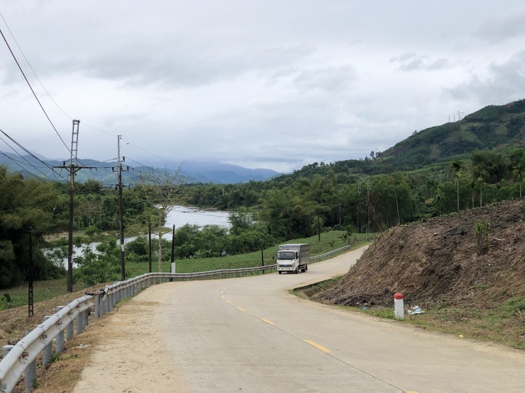"Dừng chân đứng lại, trời, non, nước