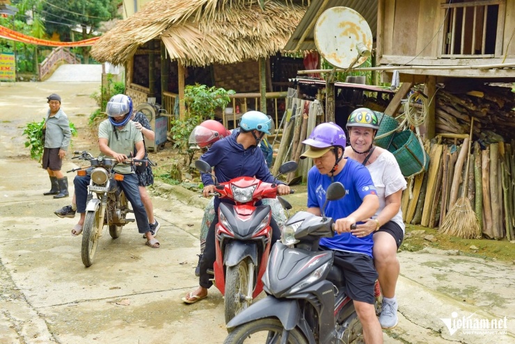 Du khách tới Kho Mường trải nghiệm