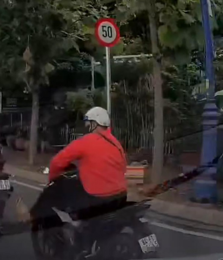 Cộng đồng mạng ''soi'' được biển số xe gắn máy của T.T.A. Ảnh cắt từ clip