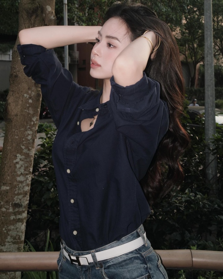 'Dâu hào môn' Hương Liên gây sốt khi bắt mốt áo 'giàu ngầm' - 2