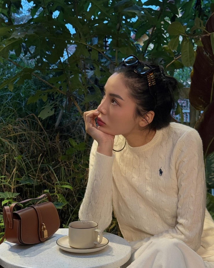 'Dâu hào môn' Hương Liên gây sốt khi bắt mốt áo 'giàu ngầm' - 6