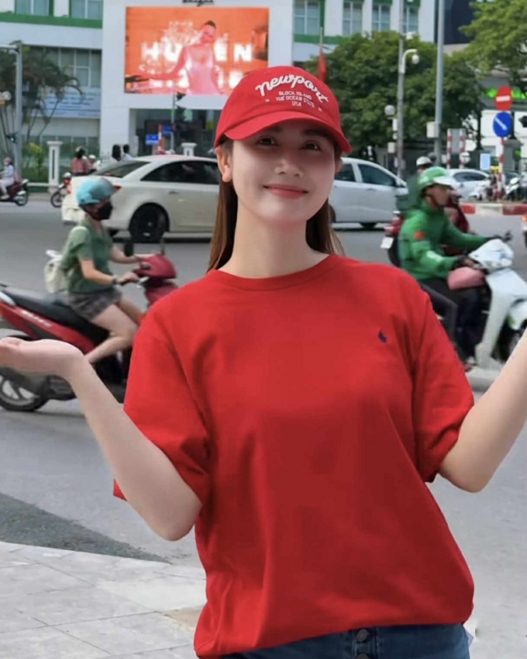 'Dâu hào môn' Hương Liên gây sốt khi bắt mốt áo 'giàu ngầm' - 11