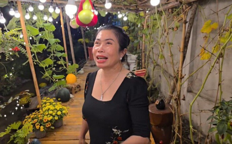 Mẹ của Lê Dương Bảo Lâm làm giàn bầu chạy dọc con suối bên hông nhà.