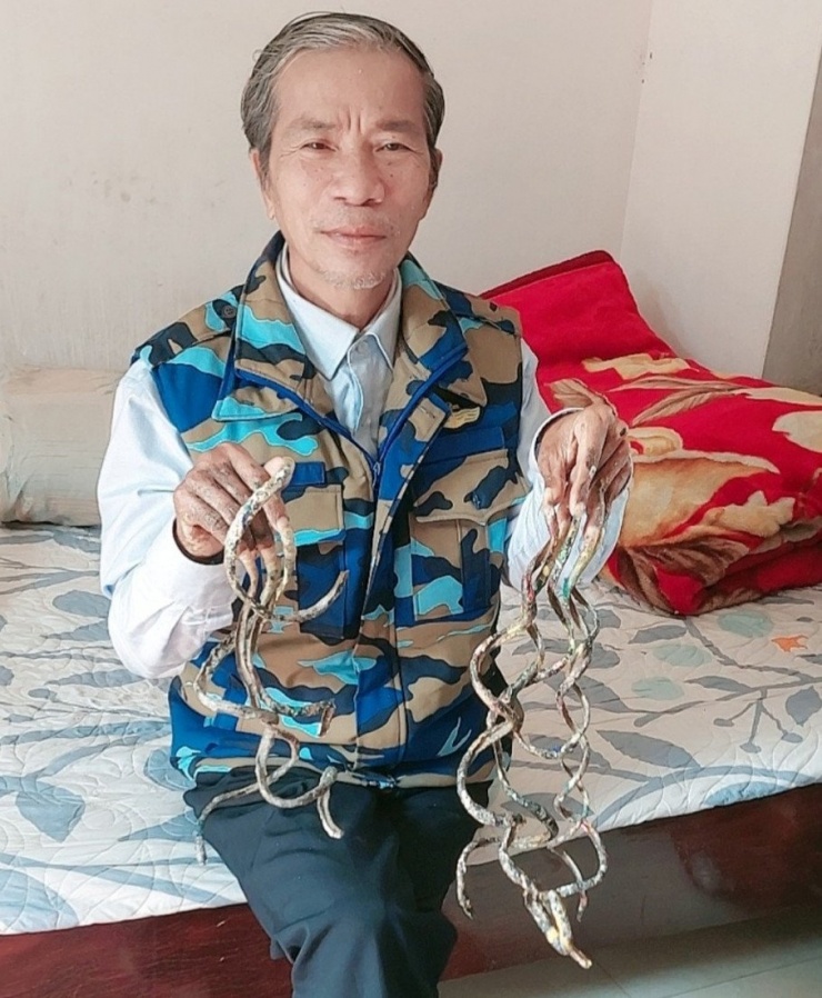Ông Lưu Công Huyền nổi tiếng sở hữu bộ móng tay dài hơn 1m. Ảnh: Nhân vật cung cấp