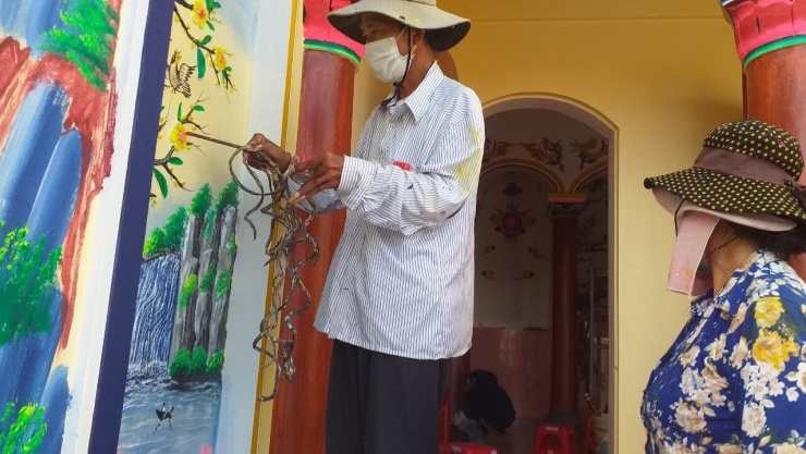 Dù "nuôi" bộ móng tay dài hơn 1m nhưng ông Huyền vẫn làm việc, sinh hoạt bình thường. Ảnh: Nhân vật cung cấp