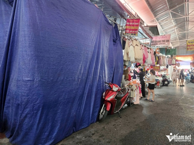 Đa phần hàng hóa tại chợ đều được nhập từ các chợ đầu mối, bán lại với số lượng nhỏ lẻ.