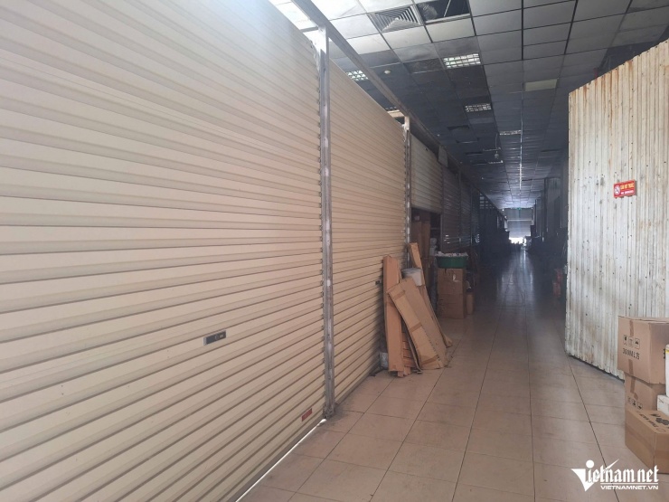 Khung cảnh&nbsp;ảm đạm bên trong chợ.