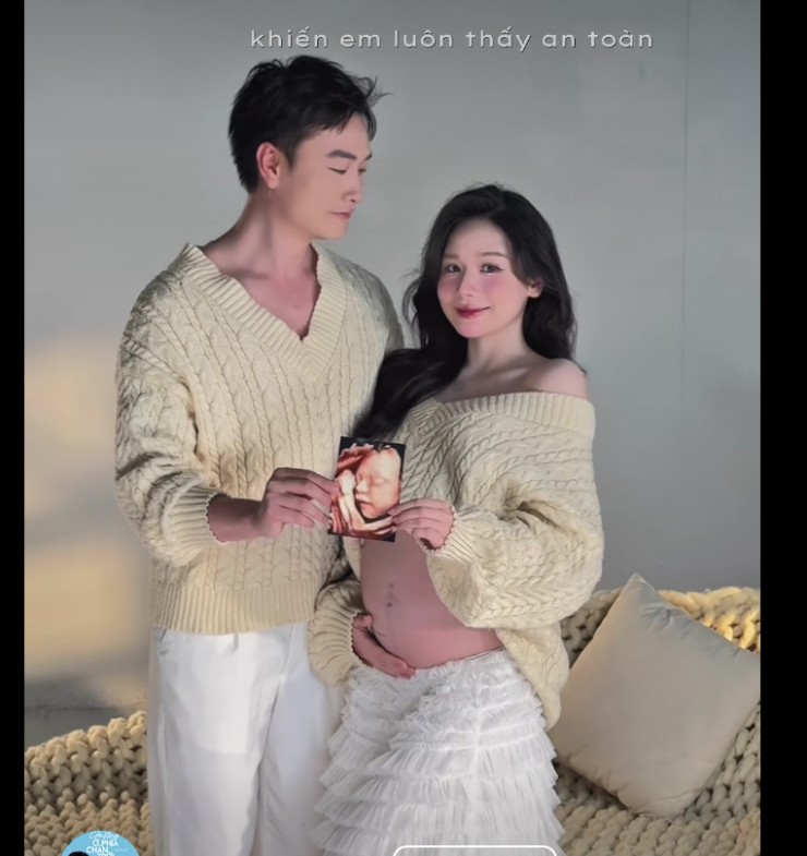 "Làm bố trên phim là một trải nghiệm đặc biệt, mình được ôm con, vỗ về, nói những lời yêu thương trước ống kính. Nhưng cũng thật tình cờ khi trong quá trình quay phim, biết mình sắp được làm bố ngoài đời, cảm xúc lại hoàn toàn khác: hồi hộp, lo lắng, hạnh phúc đan xen", Trọng Lân chia sẻ.
