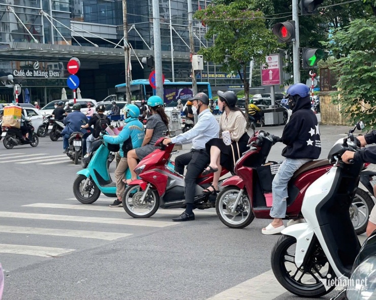Dù quy định phải dừng chờ đèn đỏ trước vạch, song không ít phương tiện vẫn "cố nhích" lên trước vài mét. Ảnh: Hoàng Hiệp