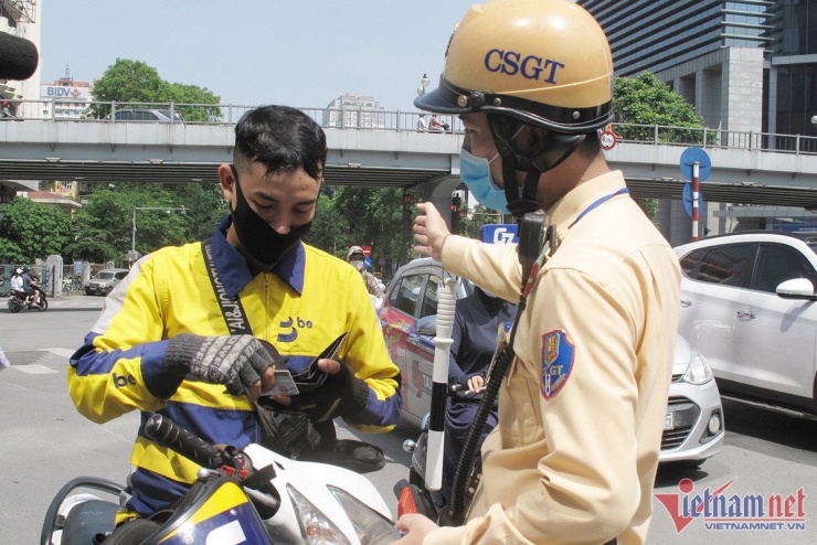 Không mang các loại giấy tờ theo quy định có thể bị CSGT xử phạt nặng. Ảnh Hoàng Hiệp. 