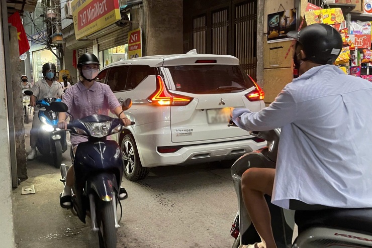 Mỗi khi ôtô 7 chỗ di chuyển vào, cả đoạn ngõ gần như bị ùn lại. Nếu cùng lúc xuất hiện xe rác hoặc xe giao hàng, tình trạng tắc nghẽn là khó tránh. Ảnh Otofun.
