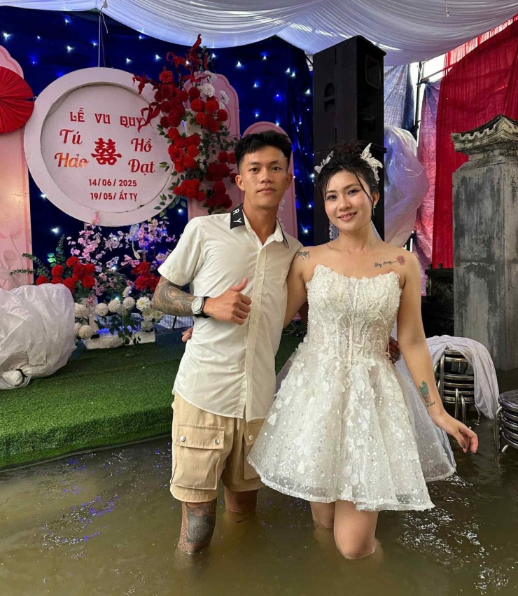 Sau phút giây chạnh lòng, cô dâu vui vẻ chụp ảnh cùng người thân, bạn bè. Ảnh: Phạm Khoa