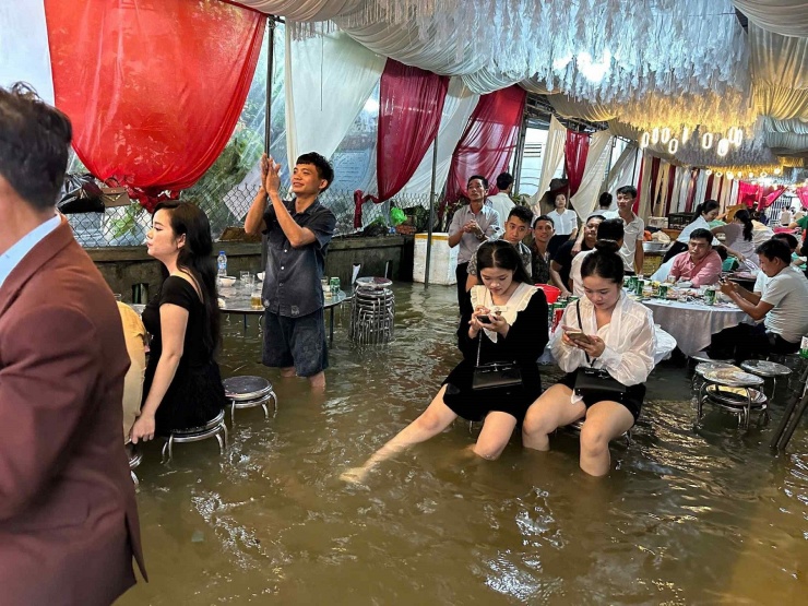 Khách đến dự phải chồng ghế lên ngồi. Ảnh: Phạm Khoa