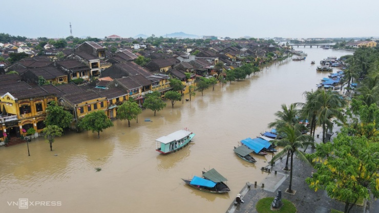Hội An ngập giữa mùa hè, du khách lội nước đi tham quan - 1