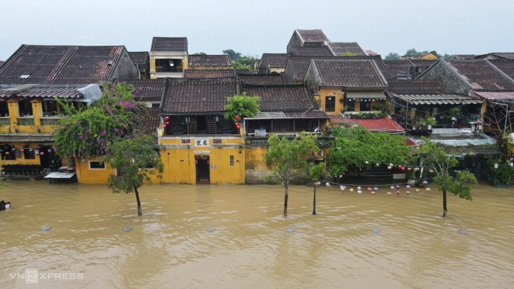 Hội An ngập giữa mùa hè, du khách lội nước đi tham quan - 2