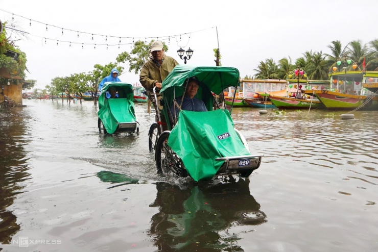 Hội An ngập giữa mùa hè, du khách lội nước đi tham quan - 6