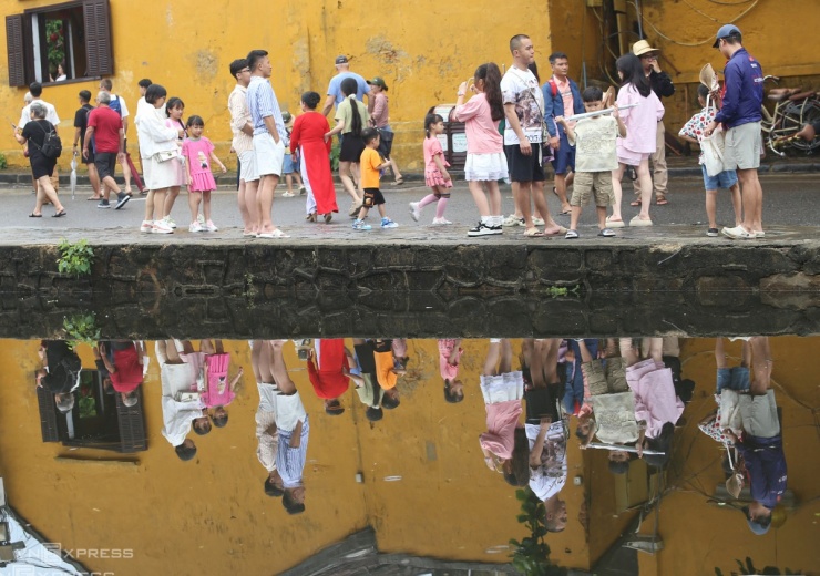 Hội An ngập giữa mùa hè, du khách lội nước đi tham quan - 7