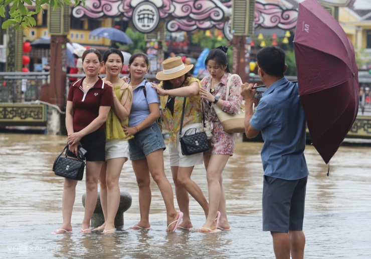 Hội An ngập giữa mùa hè, du khách lội nước đi tham quan - 8