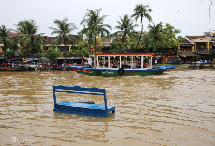 Hội An ngập giữa mùa hè, du khách lội nước đi tham quan - 9