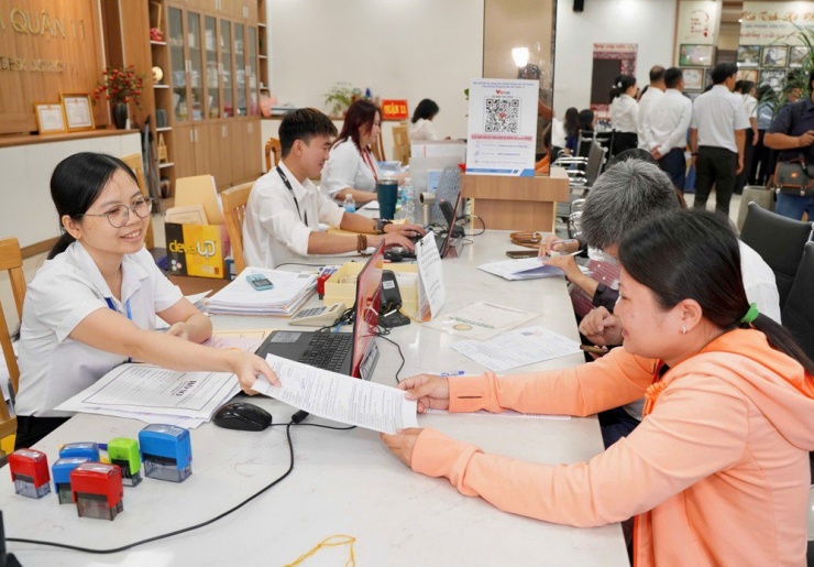 Bộ Chính trị, Ban Bí thư quyết định triển khai thực hiện việc sáp nhập tỉnh, TP đồng thời với sáp nhập xã, phường, đưa toàn bộ các tổ chức, cơ quan, đơn vị cấp tỉnh, cấp xã, phường, đặc khu đi vào hoạt động trên phạm vi toàn quốc từ 1-7. Ảnh: THUẬN VĂN
