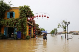 Hội An ngập giữa mùa hè, du khách lội nước đi tham quan