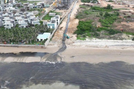 Người dân quay lại hình ảnh dòng nước đen ngòm chảy ra biển từ 1 dự án khu đô thị ở TP Vũng Tàu