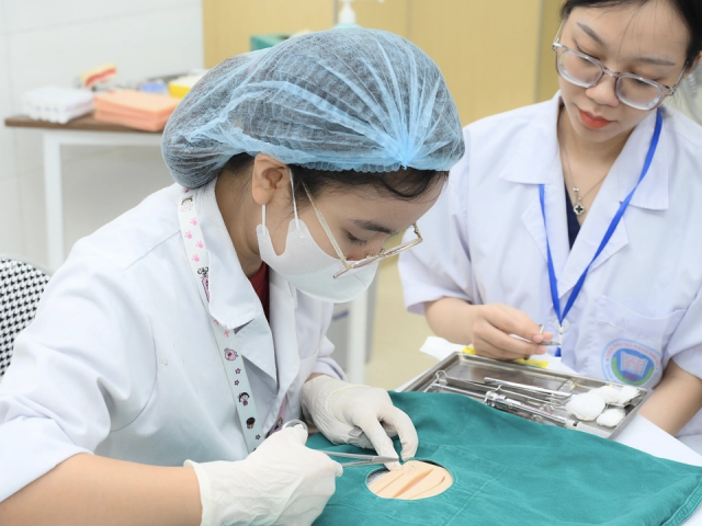 ĐH Y Hà Nội tuyển thẳng tới 40%, lần đầu xét tổ hợp A00