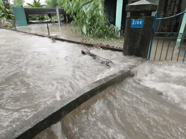 Mưa lũ trái mùa bủa vây nhiều nơi ở miền Trung